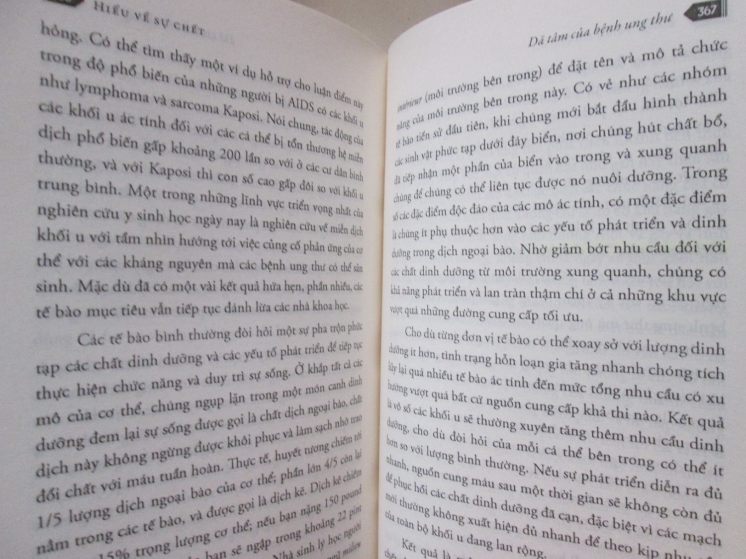 - Giao hàng: mua quyển này cũng khá lâu rồi, nhưng vì mình vẫn mua hàng của tiki, nên chắc là trong đợt trước nhân viên giao hàng cũng tốt tánh và giao đúng ngày.
- Hình thức sản phẩm:  Bìa bình thường. Giấy trắng, mặt giấy mịn. Gáy dán. Quyển sách cầm khá nặng tay với khoảng 400 trang.
- Nội dung sản phẩm: mình nghĩ cuốn này sẽ kén người đọc. Đây là một câu truyện dài của tác giả, dưới vai trò là bác sĩ, kể về những lần chứng kiến cái chết xảy ra. Với những phân tích khoa học, câu chuyện mang lại cảm giác khô khan. Với những dòng cảm nhận, các câu chuyện lại nhuốm màu bi lụy. Mình thích cuốn này.