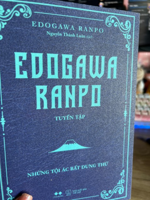 Bìa đẹp bling bling. Cái này có cả bộ manga cũng tên luôn á mà manga thì hơi khác so vs sách xíu. Sách miêu tả kỹ hơn. Cơ mà mình thấy nó quá nhẹ đô so với những j mình kỳ vọng nên mình k thích lắm.