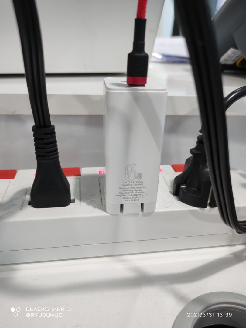 đang dùng sạc macbook pro 13inch. cục sạc nhỉ gọn, chất lượng build tốt