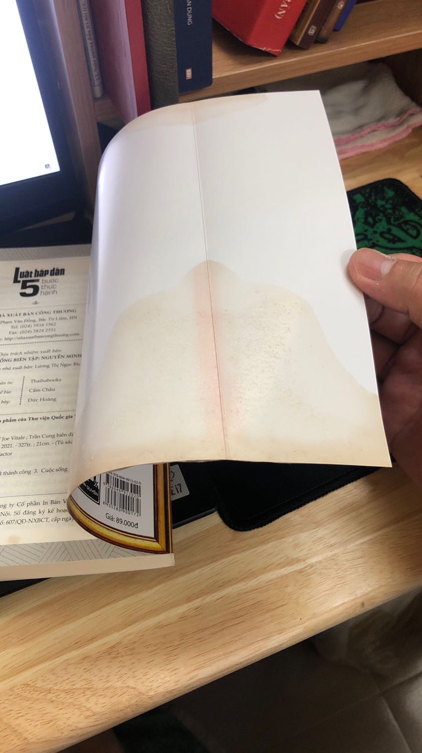 Sách bị thấm nước 1 góc, bị lan qua nhiều trang, sách dơ. Quá thất vọng.