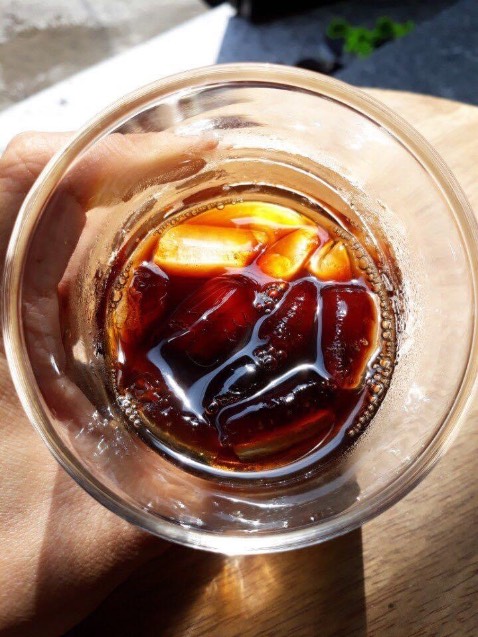 Cà phê thơm ngon và giá cả phải chăng. Trước đây mình hay pha phin, nhưng đợt vừa rồi nghịch lấy để ủ lạnh thử, không ngờ cũng rất hợp, mà so ra giá lại rẻ hơn những loại cà phê chuyên dụng để cold brew nữa. Sẽ tiếp tục ủng hộ thêm những dòng khác của coffee tree.