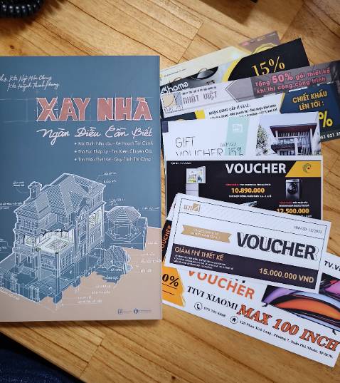 Đây là cuốn sách mình tìm kiếm lâu nay. 

Đối với một người mới bắt đầu nghĩ đến chuyện xây nhà như mình thì vấn đề lớn nhất là ko biết phải bắt đầu từ đâu và cần chuẩn bị những gì. Mình đã tìm hiểu nhiều nguồn trên mạng nhưng nó khá rời rạc, chung chung và có các luồng ý kiến khác nhau khiến mình càng rối hơn. 

Cuốn sách này giúp tổng hợp lại những thông tin cần thiết nhưng lại rất chi tiết, dễ hiểu. Nhờ vậy mà dự định xây nhà của mình bớt phức tạp hơn rất nhiều. Cảm ơn tác giả.