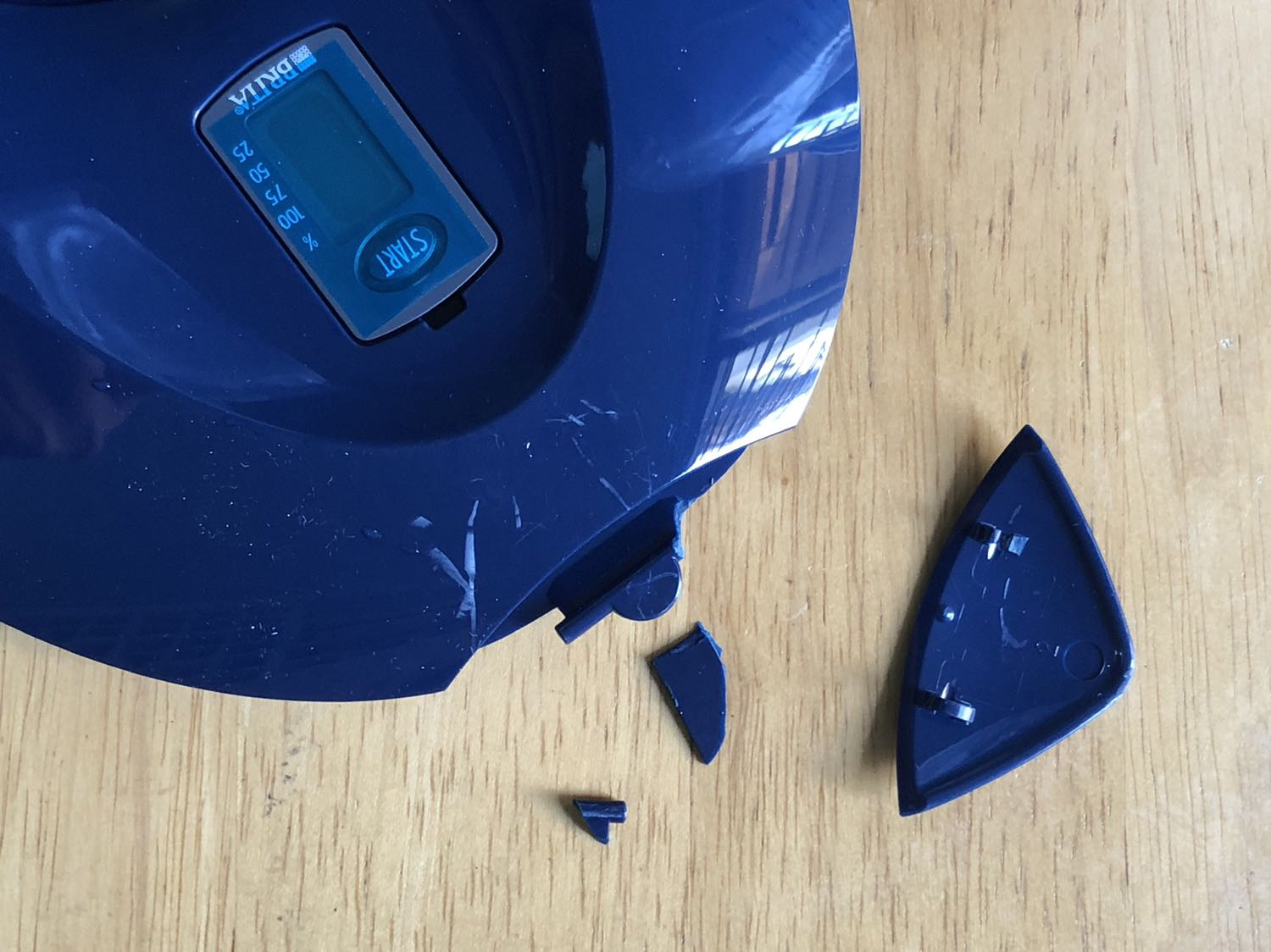 bao bì tan nát. nắp bị gãy chốt