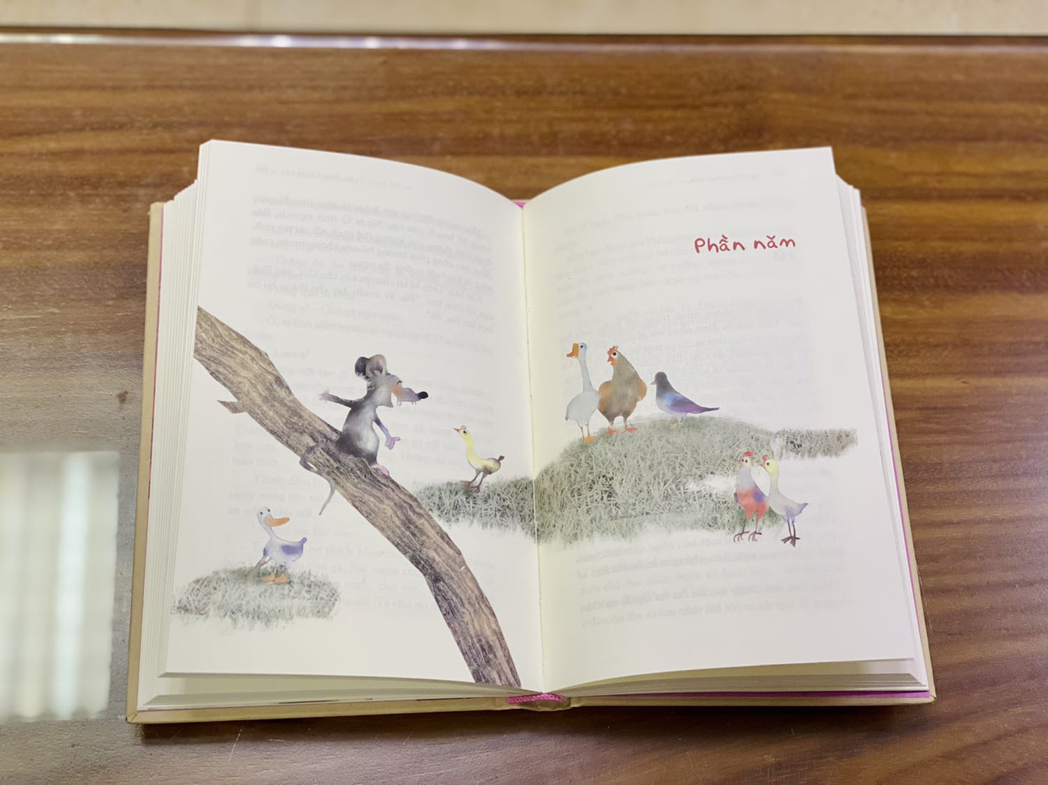 Sách được bọc màng co nhưng đựng trong hộp giấy khá lỏng lẻo. Sách bìa cứng, có áo bìa, chất lượng giấy tốt, in màu toàn bộ. Ngoài ra còn được tặng kèm một số sản phẩm như ảnh. Nhìn chung mình khá hài lòng về hình thức của sách và nhất là đặt sớm nên giá rất ổn.