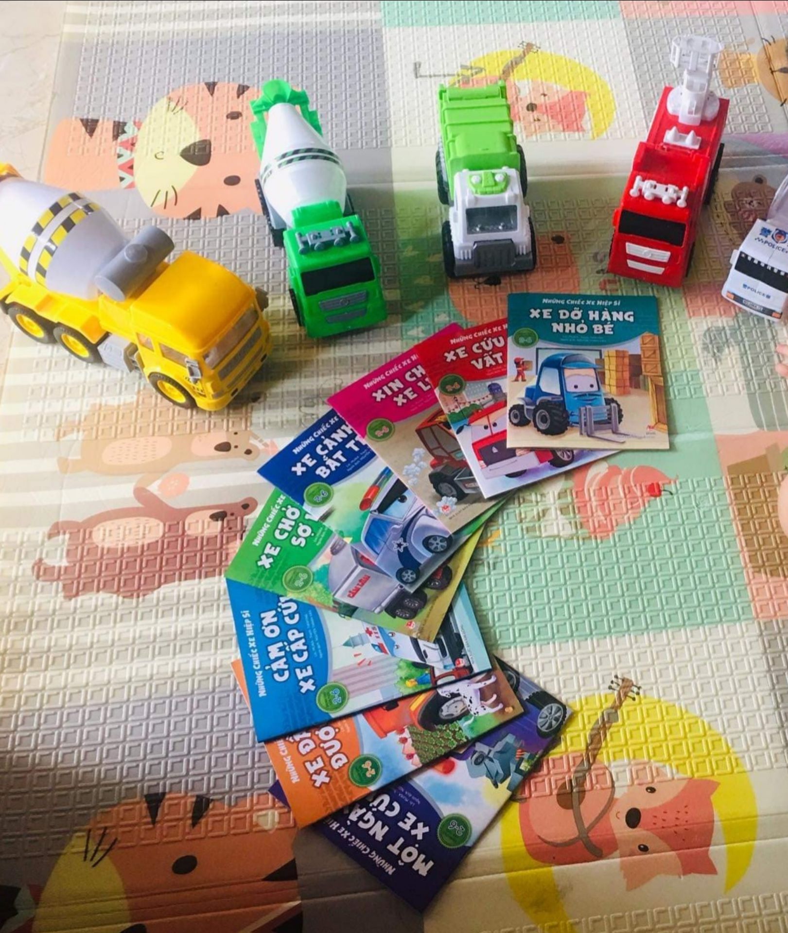 Sách đẹp lung linh, cháu nhà mình rất thích. Bạn ấy xếp dàn siêu xe cùng với bộ sách thế này. Mình tin thanh niên từ 2-5 tuổi mê tốc độ sẽ yêu bộ này ?