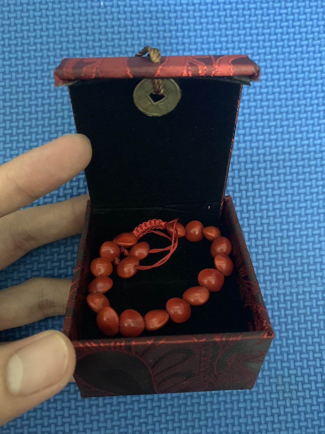 Shop đóng gói trong hộp rất đẹp, đậm chất Trung Quốc luôn ạ, hạt đậu to, bóng, màu đỏ rất đẹp! Shop giao hàng cực nhanh luôn!