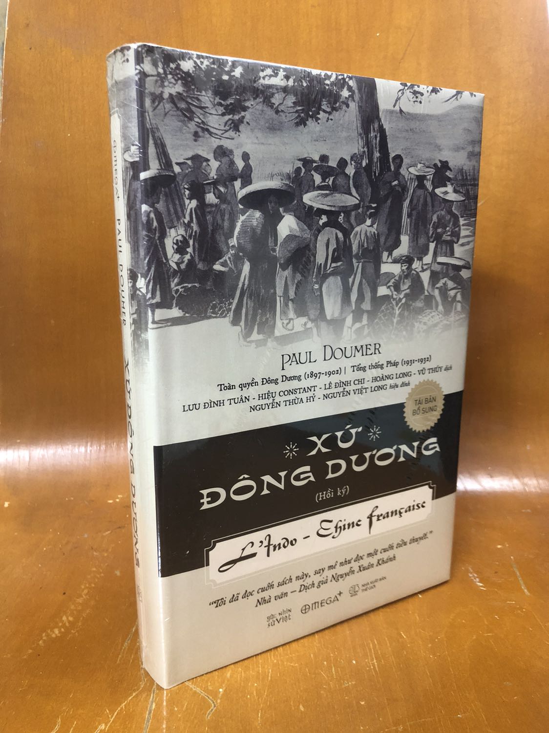Thủ tục mua bán dễ dàng, vận chuyển nhanh. Sách được đóng gói kỹ càng, không thấy dấu hiệu hỏng hóc nào.
Sách bìa cứng, khổ trung bình, chất lượng giấy tương đối ổn.
Đánh giá này không bao gồm nội dung cuốn sách.