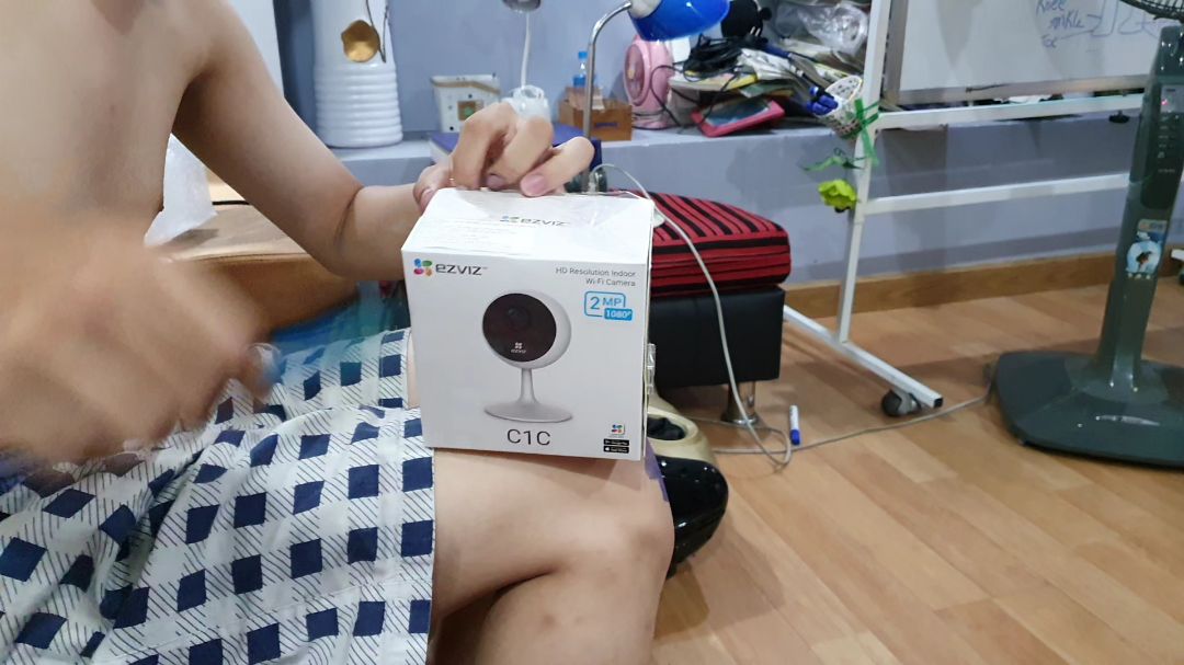 thẻ nhớ bị cắt sẵn, camera tốt trong điều kiện ánh sáng đầy đủ, buổi tối đèn hồng ngoại không đủ nhìn phòng khoảng 20 m²