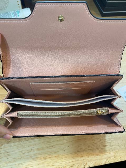 Ko nghĩ chỉ 1 trăm mấy mà có cái ví xịn sò như này, đường chỉ may đẹp, chắc chắn, nhiều ngăn rộng rãi, đựng vừa đt luôn, tiện thật sự shop ơi, cho shop 5 sao nè.