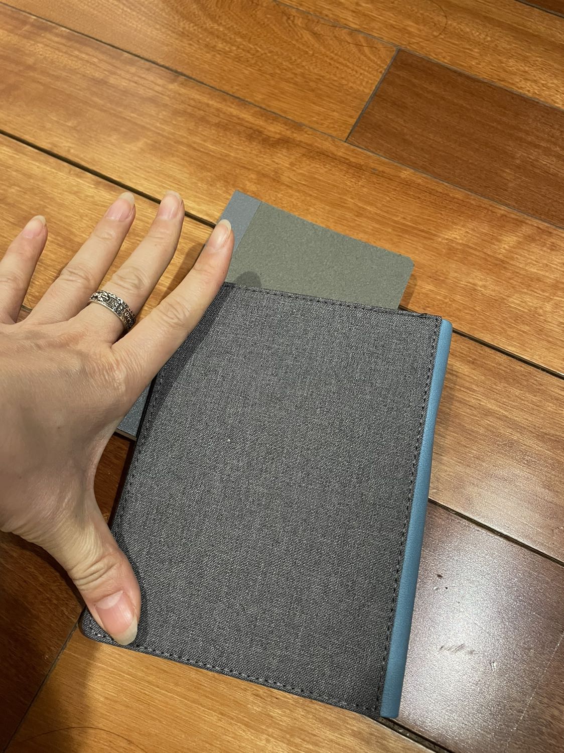 Cuốn sổ bé tí ti. Vỏ tạm được nhưng cũng vẫn là chưa xứng, còn bản thân cuốn sổ thì quá bình thường. Rất không đáng tiền. Cuốn sổ này mà không có vỏ bìa chỉ đáng 30k. Cả cuốn sổ, vỏ hộp 172k mắc quá