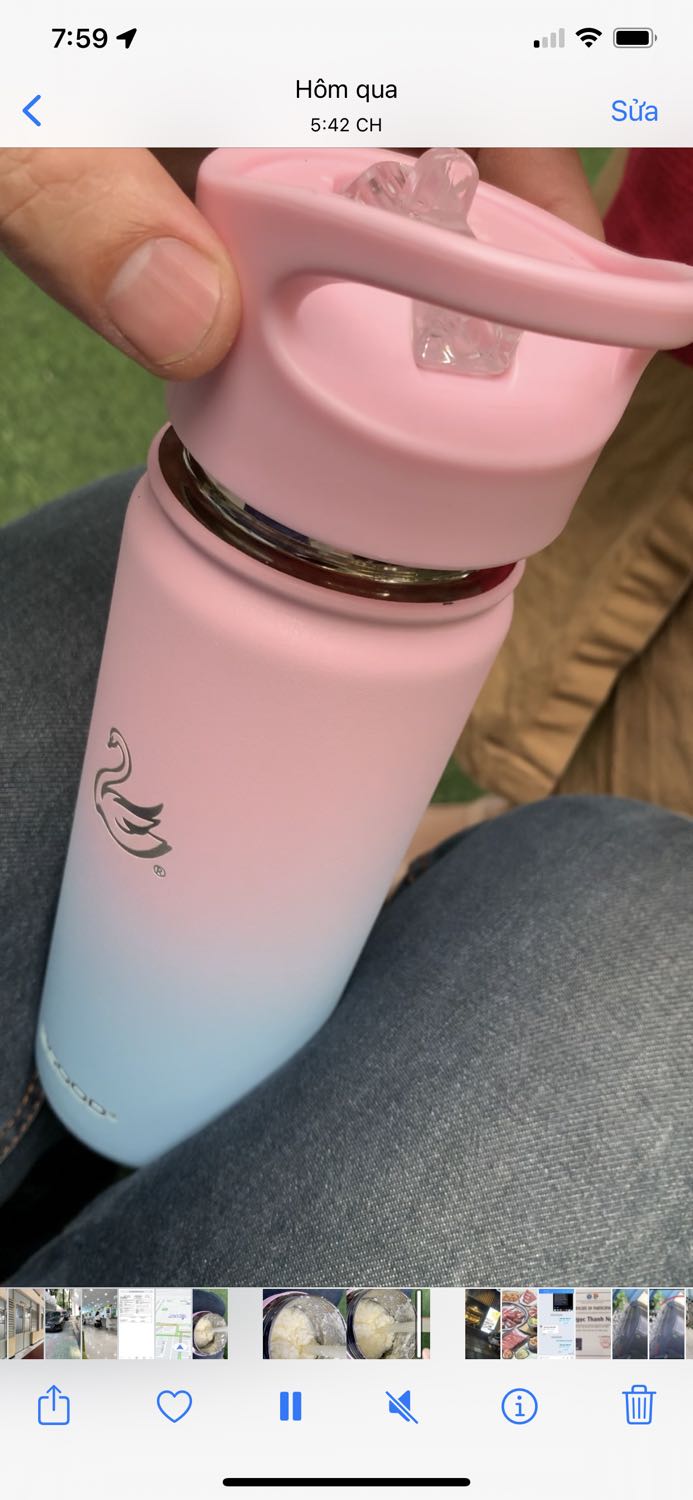 10/3/2022, tôi mua 1 thùng 6 bịch A2 ở shop này, mẹ bé đã uống hết 4 bịch, thường pha nước ấm/nước nguội rồi để lạnh thành sữa tươi rất ngon. Vừa rồi, muốn cho bé  lớp 1 mang đi học uống nên đã mua chiếc bình giữ nhiệt có ống hút này. Sáng hôm qua  tôi pha 8 muỗng sữa A2 với 500ml nước ấm khoảng 50o trong ly thuỷ tinh rồi đổ vào bình giữ nhiệt cho bé mang đi học. Đến trưa thì bé hút không lên nên tự mở nắp bình ra kiểm tra thì  thấy sữa đặc dệt nên không uống. Chiều tôi đón con về, con bảo “ Hôm nay con không uống sữa vì ba pha đặc quá hút không lên!”. Tôi lấy bình mở nắp kiểm tra thì  thấy sữa nở xốp như thế này. Tôi có người mùi thấy không còn mùi sữa nữa! Trước đó, tôi cũng đã pha sữa PediaSure theo cách này cho con đi học uống được vài ngày và không thấy bất thường gì. Xin lưu ý, chiếc bình này giữ nhiệt rất tốt. Shop có thể giải thích vì sao có hiện tượng sữa A2 lại bị như thế không? Có phải sữa bị hư hay gặp phải vấn đề gì? Hiện tại, tôi còn 1 bịch A2 nguyên và 1 bịch vừa khui ra! Mong chờ câu trả lời thắc mắc của shop! Hoàng Khang -***