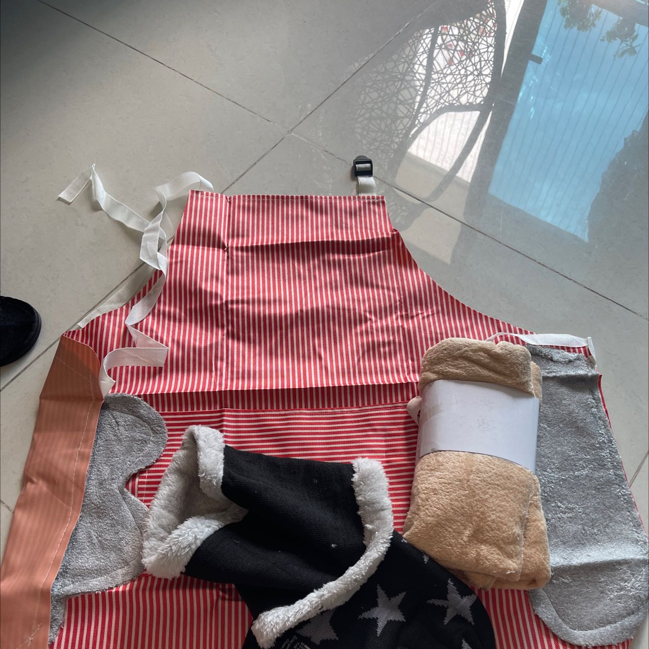 Cạn lời. Đặt mũ & giữ ấm cổ 2 cái. Nhận hàng đc 1 cái còn lại là tạp dề, khăn. Choàng cổ & nón thì mỏng như lá lúa. Còn mấy cái kia hàng thấy gớm. Nói chung ko nên mua. Hàng ko dùng đc.