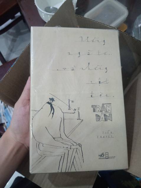 Mình săn sale 40% nên giá rất ổn. Lần này trộm vía sách giao đúng hạn (tầm 36 tiếng), được đóng gói khá tốt và cẩn thận. 

Cuốn này thì quá nổi tiếng rồi 💝