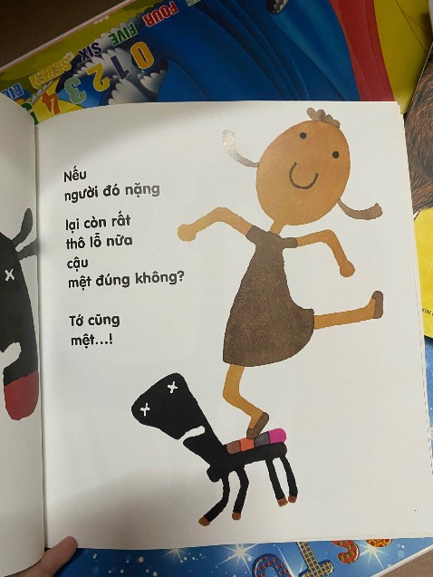 bé nhà mình học vẽ nên rất thích những cuốn sách mà có nét vẽ tay như thế này, làm con cũng tậptheo dc