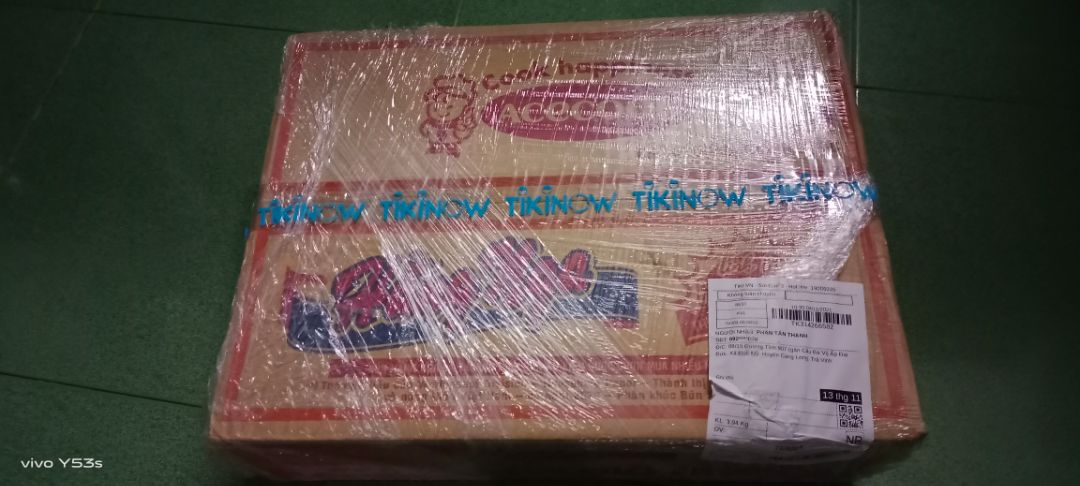 thùng bị thủng, rách hết 1 gói bún bên trong