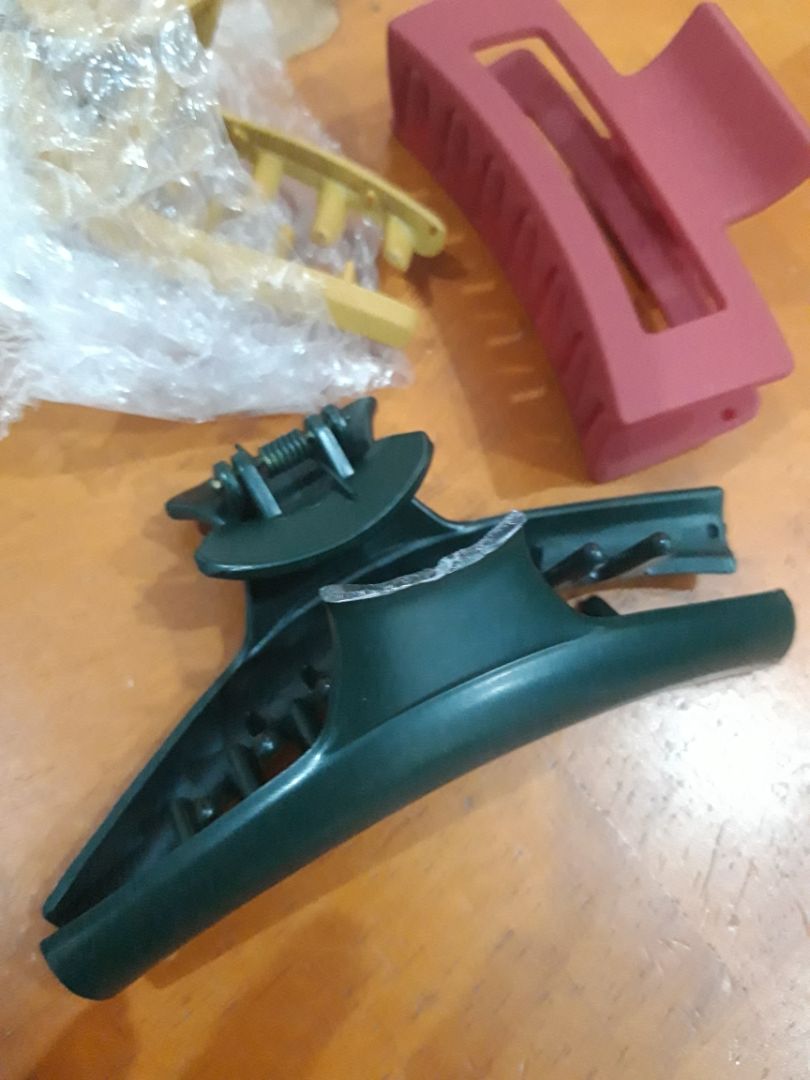 Mình đặt 3 kẹp nhưng gãy mất 2 kẹp. Nên đóng hàng vào hộp giấy để bảo vệ hàng tốt hơn.