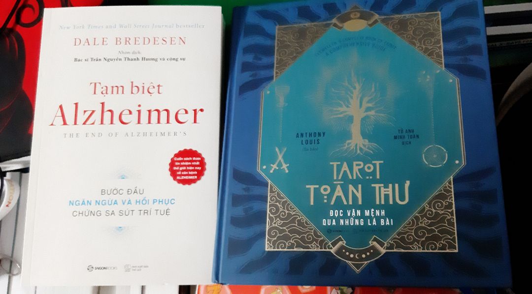Cuốn sách này có nội dung rất phù hợp với tên gọi của nó, trình bày sơ lược về bài Tarot và cách sử dụng bộ bài. Sách mới 2022 nguyên seal cực kỳ hài lòng. Quan trọng nhất là được shop tặng cuốn sách Tạm biệt Alzheimer mà mình cực kỳ muốn mua mà giá cao quá nên vẫn chưa xuống tay. Sách tặng có hàng chục cuốn mà Saigonbook tặng đúng cuốn mình thích nhất luôn, đúng là hữu duyên thật sự. Lần đầu mua hàng của Saigonbooks trên Tiki đều hoàn hảo, sách mới và đẹp, sách tặng chất lượng, giao hàng nhanh chóng. Xứng đáng 10 điểm chất lượng. 🥰🥰🥰