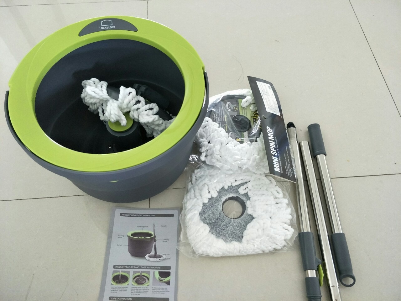 Một thiết kế thông minh nhỏ gọn của bộ lau nhà.
Giặt bông ở dưới thấp, vắt bông ở trên cao mà không phải chia ra hai phần diện tích vắt riêng giặt riêng.
Trục xoay và cây vắt có khớp kết nối với nhau nên dễ gắn vào cũng như tháo ra (nghiên cây sẽ lấy ra được).
Cây lau ráp lại từ ba đoạn ngắn, tiện lợi trong việc đóng gói.
Bông lau mịn, chất lượng tốt.
Nhựa, chất lượng gia công đẹp, trục xoay êm.