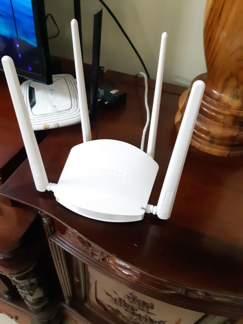 M mới nhận được hàng, cài đặt thấy wifi phát sóng rất khoẻ. Cái này có cả chế độ thu, phát lại wifi (dùng để mở rộng sóng wifi được) nhé, chứ ko như mấy ông admin *** ngơ (chả biết m gì) trả lời ở dưới là ko thu, phát wifi. Nói chung là 1sp dùng tốt, sóng khoẻ.