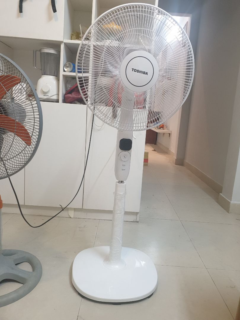 sản phẩm sale nên mua giá cực hời mà vẫn chính hãng, đk được bảo hành, quạt dễ lắp ráp và chạy êm. tuy nhiên khâu giao hàng có vấn đề nha. rõ ràng GHN đã tắt tuyến k giao nhưng Tiki vẫn đẩy hàng cho bên đvvc này, GHN thì k giao nhưng tự ý thay đổi hệ thống là "đã gọi khách hàng, giao không thành công và hoàn hàng lại" hên là nhà mình gần bưu cục nên đã ra tận nơi lấy hàng về được.