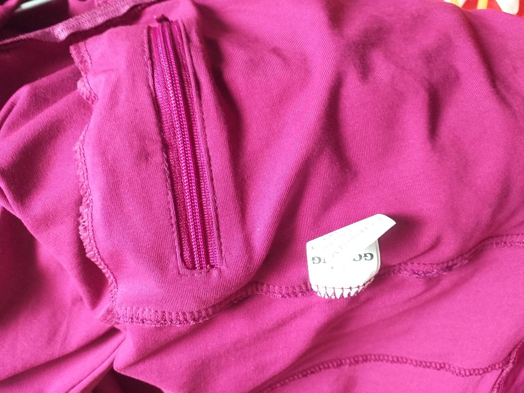 vải thun mỏng, phom áo ôm, size đúng. ai muốn mặc rộng thì nên tăng 1 size. đường may đẹp, kỹ lưỡng, 6 túi. màu sắc đậm đà, giặt ko thấy ra màu.
áo khoác chất lượng.