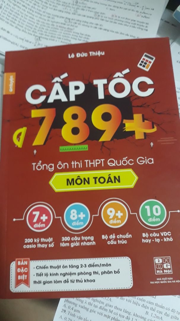 Sách mình cảm thấy cũng ổn, ok và khá phù hợp cho những ai cần ôn thi THPTQG gấp rút. Hệ thống kiến thức ổn gọn, bài tập sắp xếp theo mốc điểm , chủ đề . Nhưng có hơi chút sơ sài về phần số phức ở GTLN và GTNN nên cho 4 sao mong nhà phát hành xem xét và bổ sung ạ