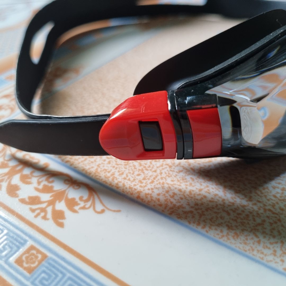 Hộp kính đẹp và có núm xoay đóng mở tiện lợi. Nút điều chỉnh độ dài dây ở hai đuôi mắt kính. Mắt kính nhìn dưới nước rất tốt, không mờ hơi nước. Sản phẩm tốt.