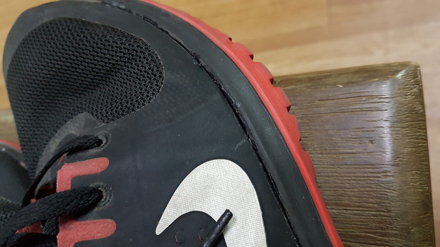 Thấy nhà bán hàng có quảng cáo dán giầy tốt, thực sự không phải vậy. Keo này mùi và đặc tính giống keo 502, khi khô sẽ cứng và bong ra lại như cũ. Đã dán thử 2 đôi, 1 hở nhiều, 1 hở ít. Dán xong để hôm sau mới mang. Và kết quả như hình. Kết quả = 0. Nếu dán các vật liệu khác có khi hiệu quả, nếu vậy mua keo 502 rẻ và nhiều hơn.