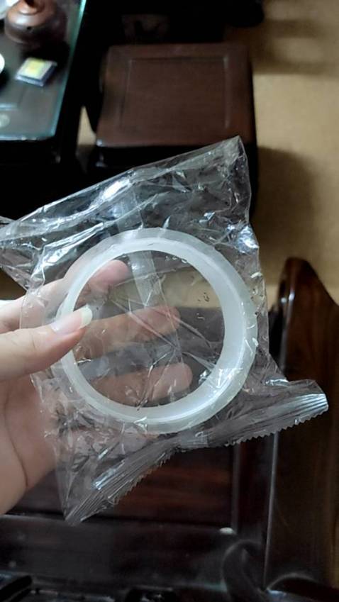 Mình mua để dán ảnh trang trí các thứ thôi, nhìn vậy nhưng dùng cũng đc nhiều lắm, dán mọi thứ rồi mà vẫn chưa hết. Dễ bóc, dính cũng khá chắc mình dán thử trong nhà tắm có nước mà vẫn dính rất chắc nhaa. Giao hàng hơi lâu xíu nhưk mà rất đáng mua à nha