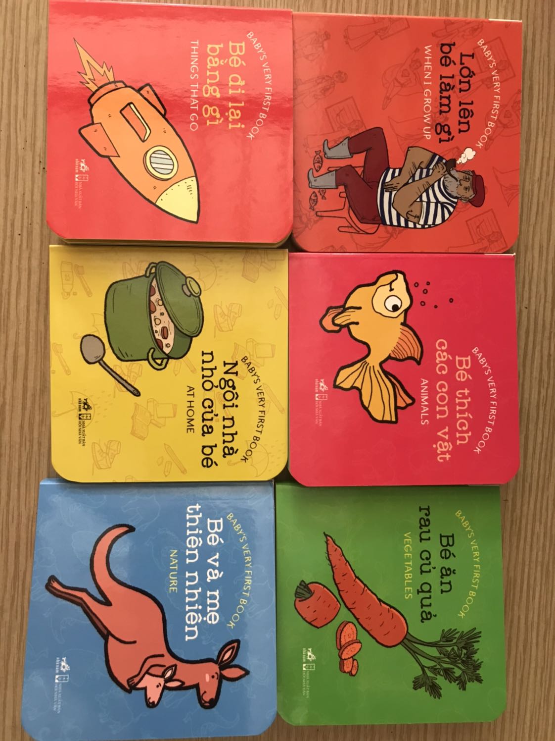 Bộ sách có 6 chủ đề. Hình ảnh tươi sáng, rõ nét, thông tin bổ ích. Size hơi bé nhưng cũng cưng, bé nhà mình rất thích.