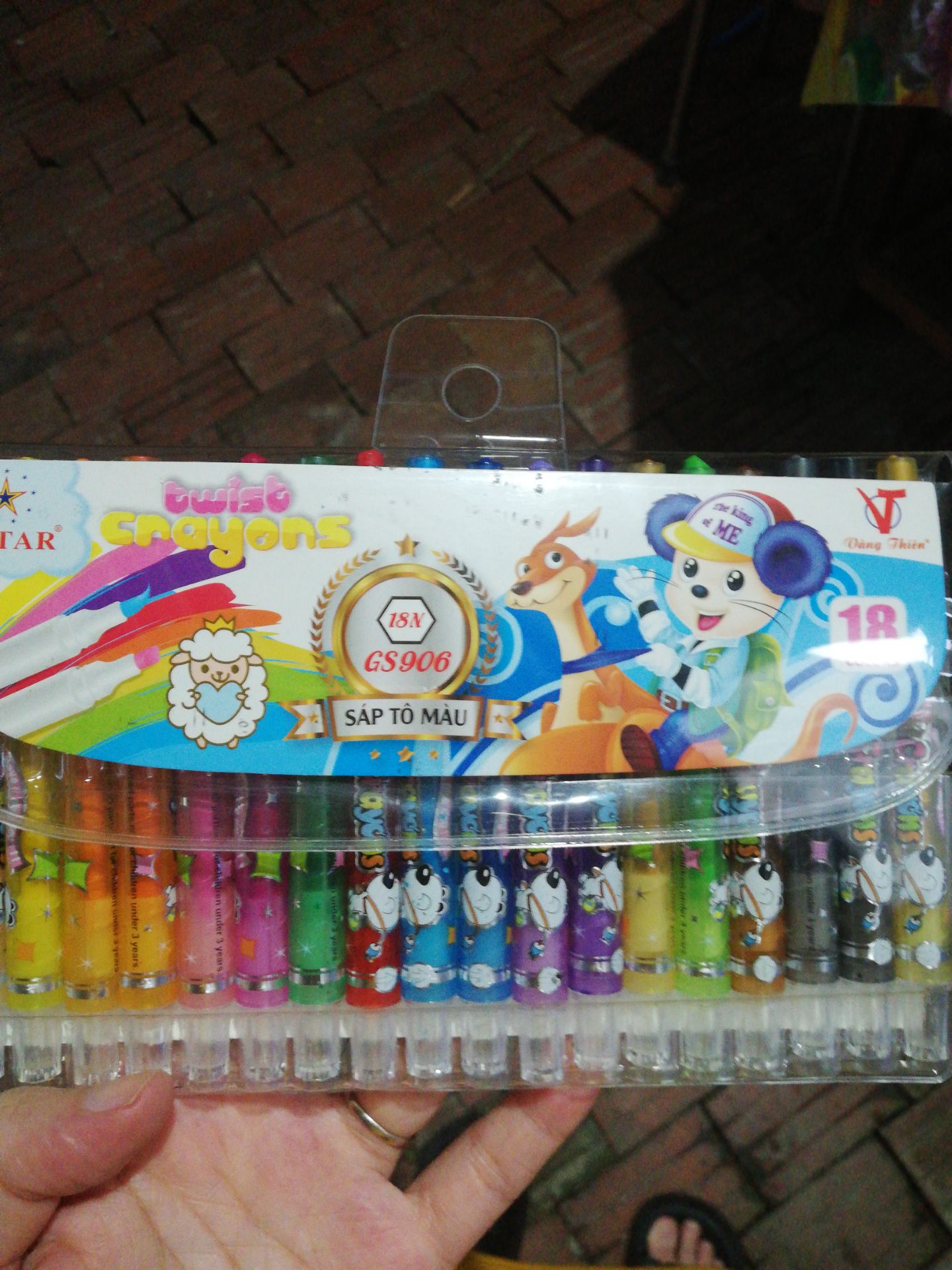 Màu tô đều, nhưng để trẻ chơi thì chẳng mấy chốc sẽ hết vì ruột khá nhỏ