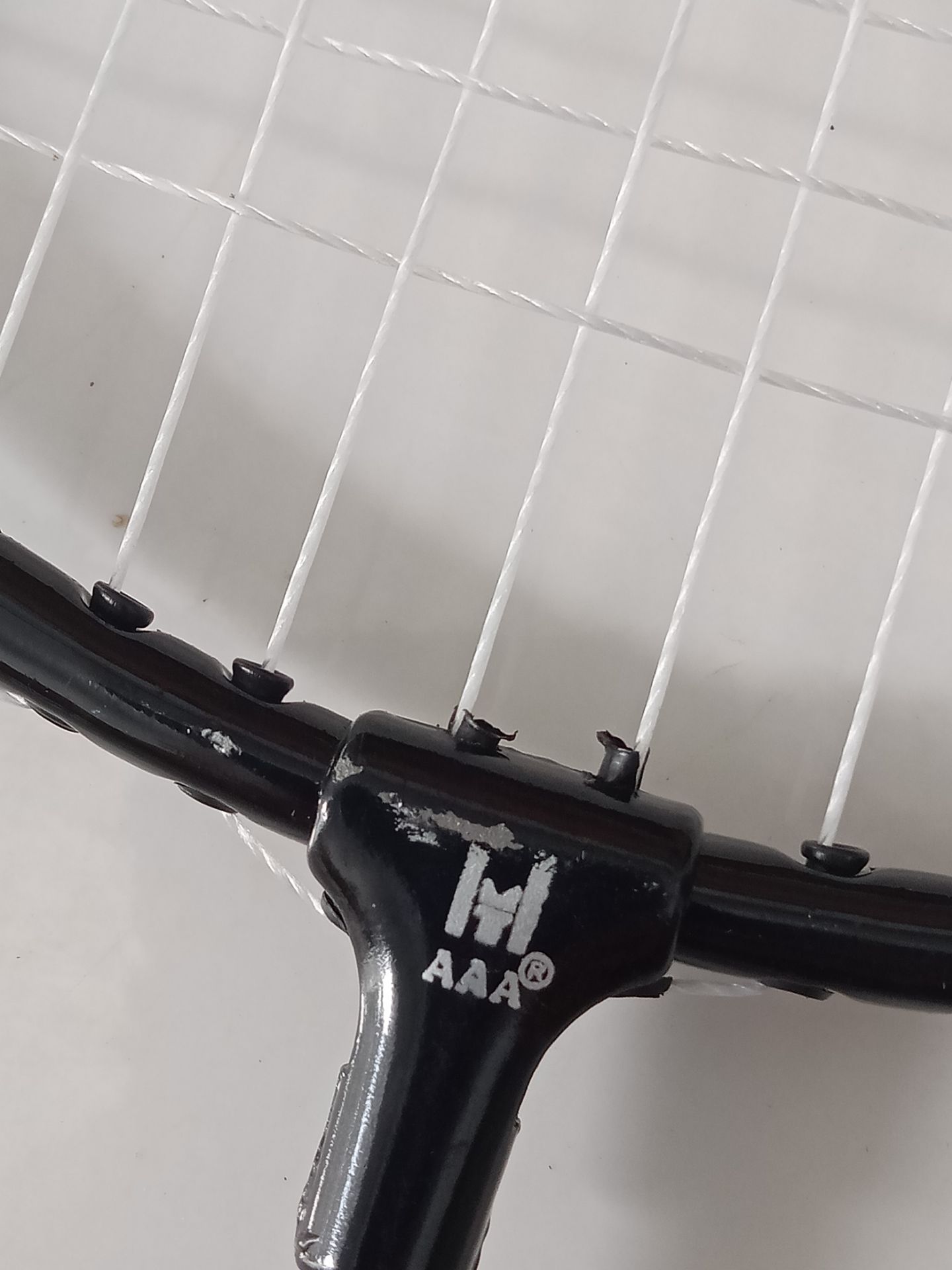 Vợt khá đẹp nhưng ko có chữ A ở giữa lưới vợt với lại cây vợt thứ hai hai trầy xước ở phần cổ một xíu với lại vợt này là vợt cổ rời cho 4 sao