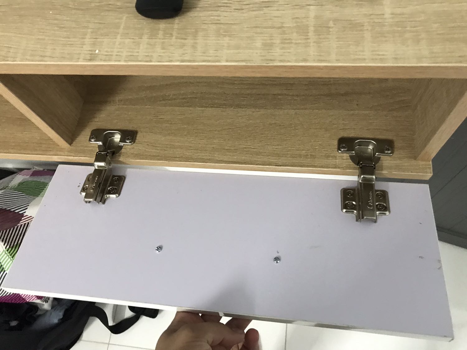 Sản phẩm rất ok, nhưng shop có vẻ k cẩn thận trong khâu đóng gói, mình khui ra bị thiếu đến 4 cái bản lề bậc của cánh tủ, và sản phẩm tuy có hướng dẫn lắp ráp nhưng chưa tườn tận lắm và khi lắp lên tường thì không ổn, cái này cty cần thiết kế lại dễ dàng hơn để khách dễ gắn lên.