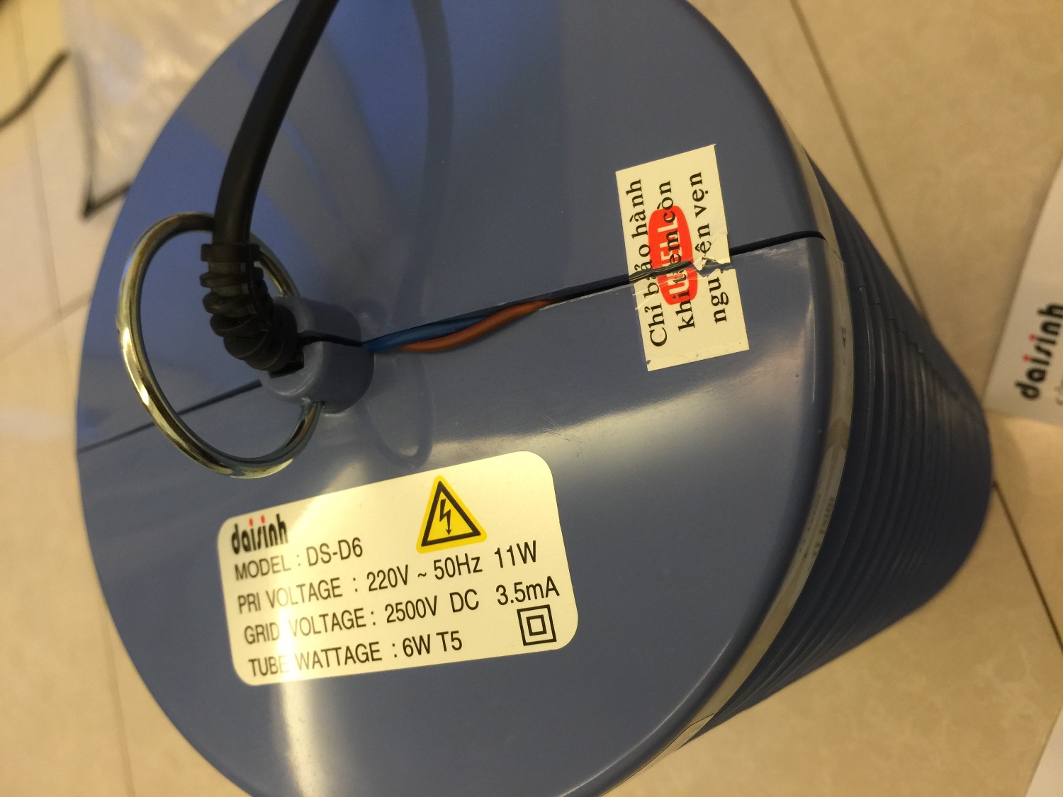 Tôi là người mua hàng ở Hà Nội và có đặt mua đèn diệt côn trùng DS-D6 vào này 8/4/2019 và hôm nay tôi đã nhận được sản phẩm.

Tuy nhiên ngay khi mở hộp ra thì đèn cắm điện không lên. Hình ảnh thì như hình đính kèm.

Tôi mong muốn nhân được lời giải thích của Tiki và nhà cung cấp về việc KIỂM TRA CHẤT LƯỢNG SẢN PHẨM TRƯỚC KHI GIAO HÀNG.

Là một người thường xuyên mua sắm trên Tiki, tôi hy vọng Tiki sẽ sớm hỗ trợ tôi đổi trả sản phẩm này.

Xin cám ơn!

Trân trọng,