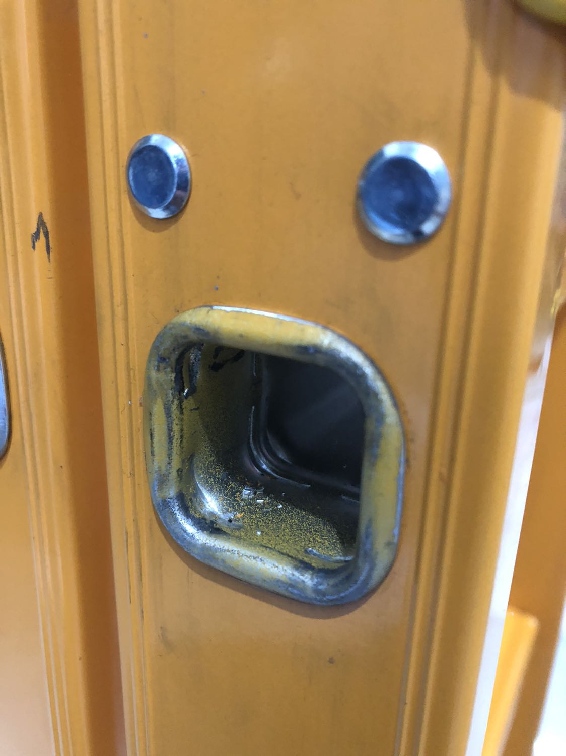 Thang khá nặng, khớp mở khá cứng. Nét sơn lem nhem nhìn như được sơn lại. Thông tin chịu tải trên web là 300kg, thực tế trên sản phẩm ghi chỉ 150kg!