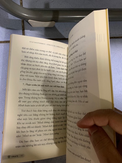 Mình thích cách tác giả hươbgs dẫn và viết về những cách để giúp bình ổn tâm trí, giảm ovtk vì tác giả trực tiếp và rõ ràng, đưa ra hướng dẫn rõ ràng và logic. Ngoài ra tác giả còn hướng dẫn thêm các cách giúp mình rèn kĩ năng đưa ra quyết định đúng đắn, dưỡng sức dưỡng tâm lí mình nữa. Sách dịch mượt, dễ hiểu và sát nghĩa, có tính ứng dụng cao. 
Bìa và in ấn: bìa đơn giản nhưng ok á, in ấn sắc nét, giáy vàng nhẹ dịu mắt lắm