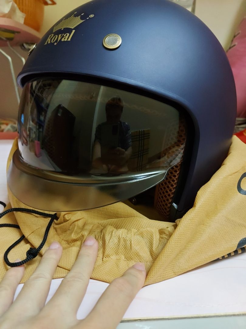 ngoại trừ kính màu vàng vàng ra thì ưng hết ạ. shop nên chú thích rõ là kính màu gì, để người mua chọn dễ hơn (vd em hay đi trời tối + mắt cận thì màu kính vàng này hơi mờ mịt)
gói hàng cẩn thận, không xước, không hỏng hóc gì ☺