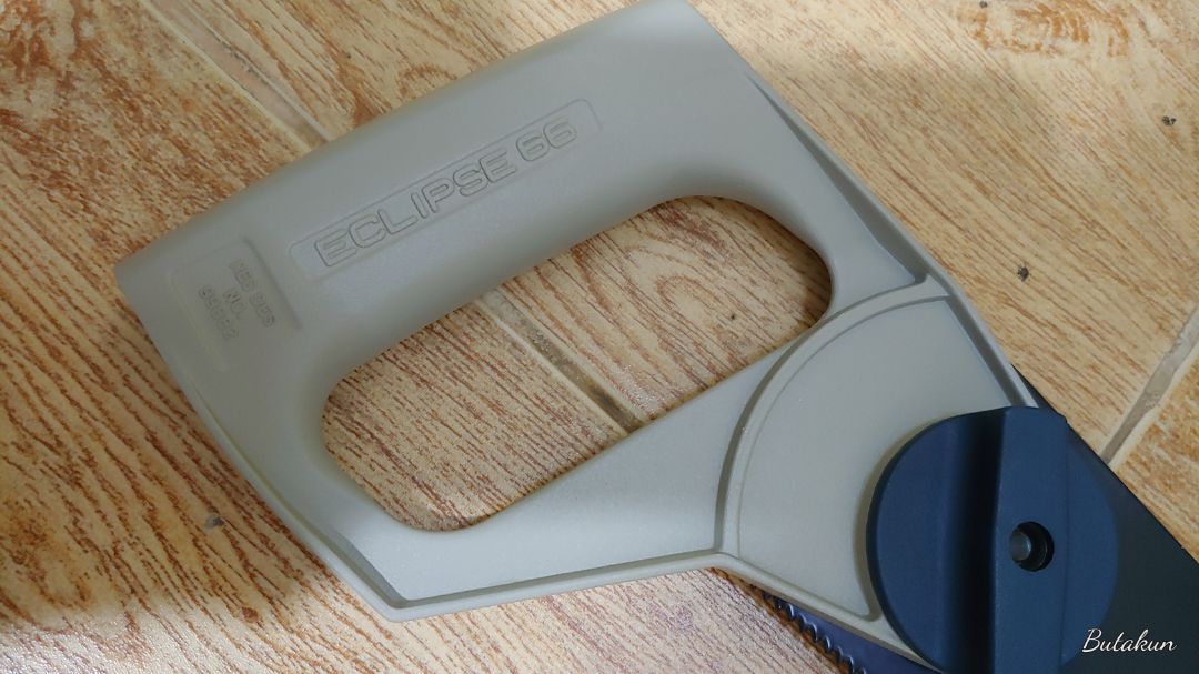 cưa tốt ván có đinh...cán cưa đúc bằng gang thì phải, cầm rất chắc tay