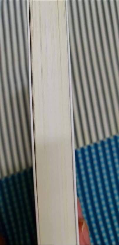 Sách cũ (trang giấy ố vàng), bìa thì lủng vài chỗ