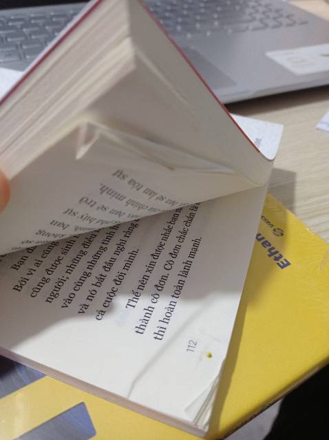 Sách cũ. Dơ cực kỳ. Ôi là trời tiki ơi làm gì vậy ạ??? Rồi để miếng bìa dô để chống sốc mà nhìn dô chắc còn sốc hơn đấy ạ. Vì hộp đựng sách to hơn sách rất nhiều, sách không có màng co nên bị ảnh hưởng nhiều. Đây là trải nghiệm mua hàng đầu tiên cảm thấy tệ hại như vậy. Đó giờ tiki vẫn làm tốt mà??? 
Hay là tại lần này thời gian giao hàng lâu, nên mới vậy?
Tôi đặt hàng ngày 22/9. Sau đó đến 16-17/10 mà trạng thái đơn hàng vẫn ở mục "đã tiếp nhận đơn hàng" thì tôi mới gửi yêu cầu thắc mắc. Thì những hôm sau đơn hàng được xử lý ngay tức khắ rồi tôi nhận được trong ngày 20/10. Haizzzz. Không biết nói sao. Là thật sự gặp trục trặc trong xử lý đơn hay là đã suýt quên đơn hàng của tôi nữa. Rồi đóng gói lần này thì như thế này...