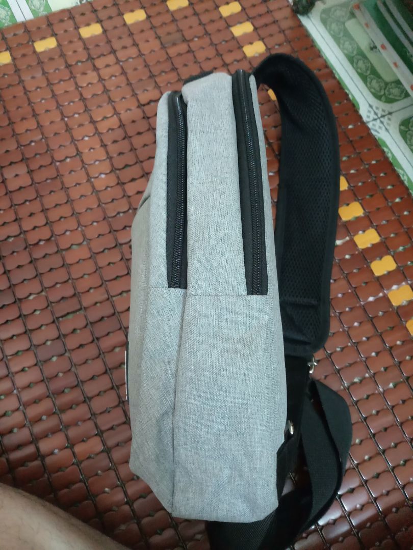 To, hoàn thiện tốt, dây đẹp chắc chắn. Để đc máy tính bảng, bóp switch ..nhưng túi k có đệm để b.vệ nếu va đập. Bề dày cũng k to lắm. Great deal!!! 😋😋😋