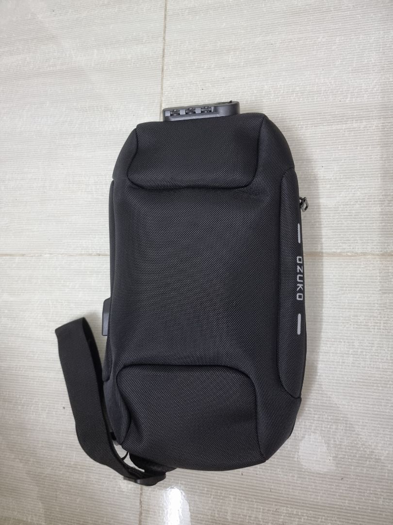 Chất liệu tốt, đeo khá là thời trang.
Có nhiều ngăn tiện lợi, mặt sau có thêm 1 ngăn nhỏ, trên dây có ngăn để thẻ khá sâu và chắc chắn.
Có dây USB nối với bên trong.
Có khóa và hướng dẫn sử dụng bằng tiếng Anh.
Mình thử đổ nước lên thì phần lớn là trượt ra khỏi mặt túi, phần nước còn đọng lại thì thấm vào nhưng cũng không đáng kể. 
Xứng đáng 5 sao ?