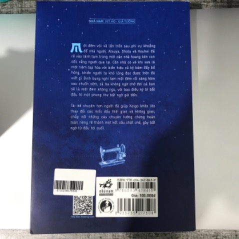 “Điều kỳ diệu của tiệm tạp hoá Namiya” tổng cộng 358 trang. Khi đọc xong thì mình chỉ muốn ước nó thêm 358 trang nữa ~ 

Cầm quyển sách đọc mà mình cứ sợ nó hết 🥲 Lúc đầu đọc chương 1,2 cứ tưởng là nó không liên quan gì đến nhau .-. nhưng nó lại liên quan không tưởng. Mọi tình tiết trong truyện đều có ‘mắt xích’ với nhau, rất logic.

Cuốn sách rấtt nhân văn, rất ý nghĩa, và nó còn pha tí hài hước của 3 tên trộm nữa ˆˆ à còn nhắc về nhân quả nữa. Lối kể chuyện cũng rấtt là cuốn, khiến mình phải ngồi đọc một mạch từ tối cho đến 2h sáng.

Nói chung là mình highly recommend mọi người mua quyển sách này. Rất đáng để đọc 😍
