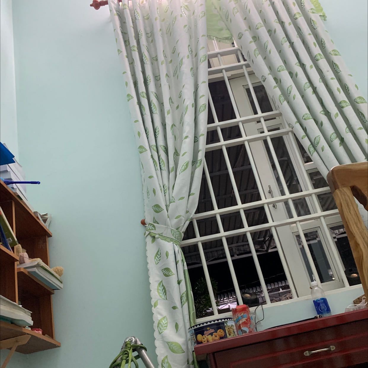 sản phẩm có lối thiết kế sáng tạo khi kính kéo xuống dễ dàng, thuận tiện sử dụng. Tuy nhiên, đầu mình chưa phảu quá to nhưng mua XL mà vẫn thấy chật, đội khó chịu.