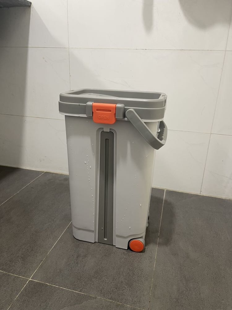 Cây lau dài, miếng lau cũng rất dày. Thùng nhựa có bánh xe di chuyển dễ dàng. Vắt khô . Lúc giặt lại cũng tương đối sạch giẻ. Nên mua