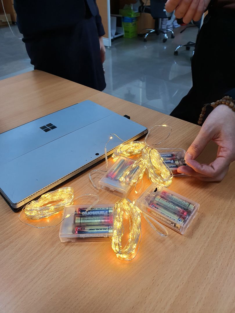 Đặt trưa hôm trước, trưa hôm sau nhận đc luôn (mình ở Lạng Sơn). Giao nhanh dã man. Đèn có cả gạt off-nháy-on chứ ko chỉ riêng on-off. Nói chung rất ưng bụng. Cái tộc mình nói thật!