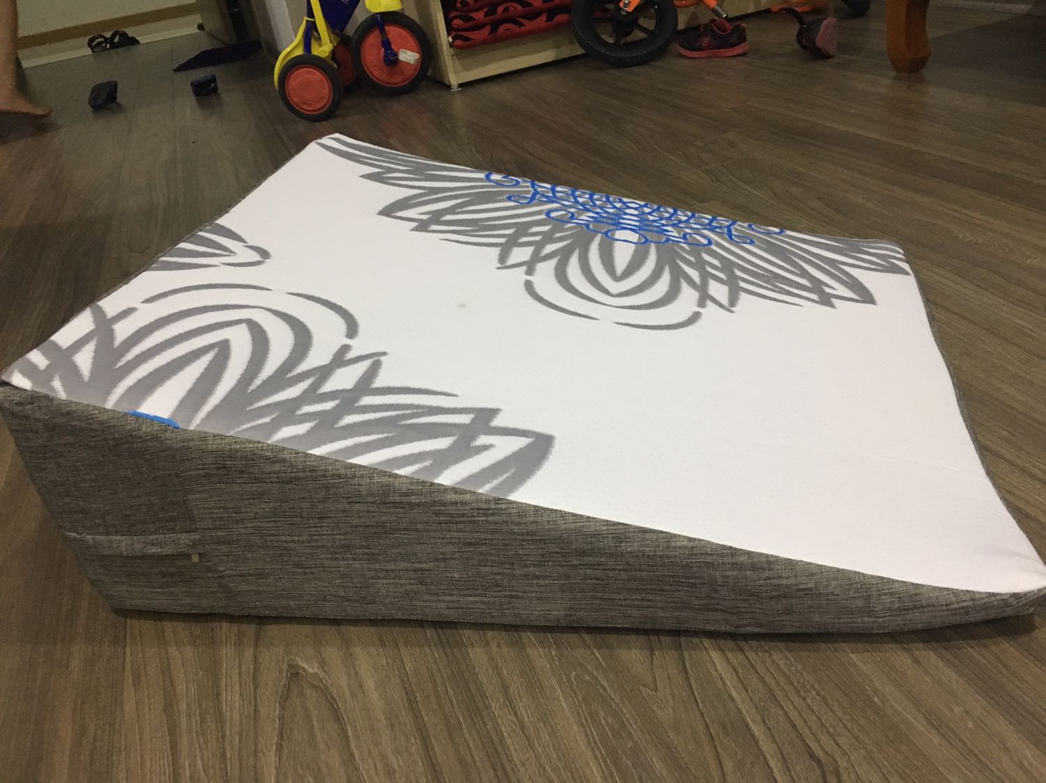 Gối êm không cứng cũng đc không quá mềm nên nằm thấy rất thoải mái. Tưởng cao mà cũng không quá cao nhé. Tuy nhiên nếu dài ra tí nữa thì tốt hơn, cái này dài 70cm vẫn thấy chưa thoải mái lắm