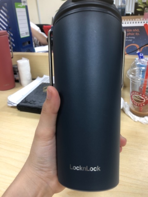 nhận hàng trúng ngày mưa nên hộp bị  móp, khi ra thì thấy Đóng gói ko chắc chắn, ko có lót bảo vệ ở trong, thành ra hộp sản phẩm cũng bị móp theo, vì là mua để tặng quà 20/11 nên mình thấy đóng gói ko ưng lắm khi ko có bảo vệ , nhưng trúng ngày mưa thôi chấp nhận, sản phẩm chất lượng