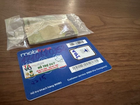 Sim nhận về bị trượt kích hoạt gần 1 tháng nhưng shop đã chủ động nhắn tin báo trước và gửi kèm tiền hoàn cho 1 tháng nên cũng ok. Chỉ kiểm tra được từng tháng nên phải đợi thì mới biết có đúng 1 năm không. Sóng của Mobi thì nhanh rồi. Mặc dù chỉ có 4Gb 1 tháng nhưng sóng Mobi còn nhanh hơn hãng nào đấy quảng cáo 6Gb 1 ngày mà mạng lúc nào cũng rùa bò, xuống hầm là mất sóng :))