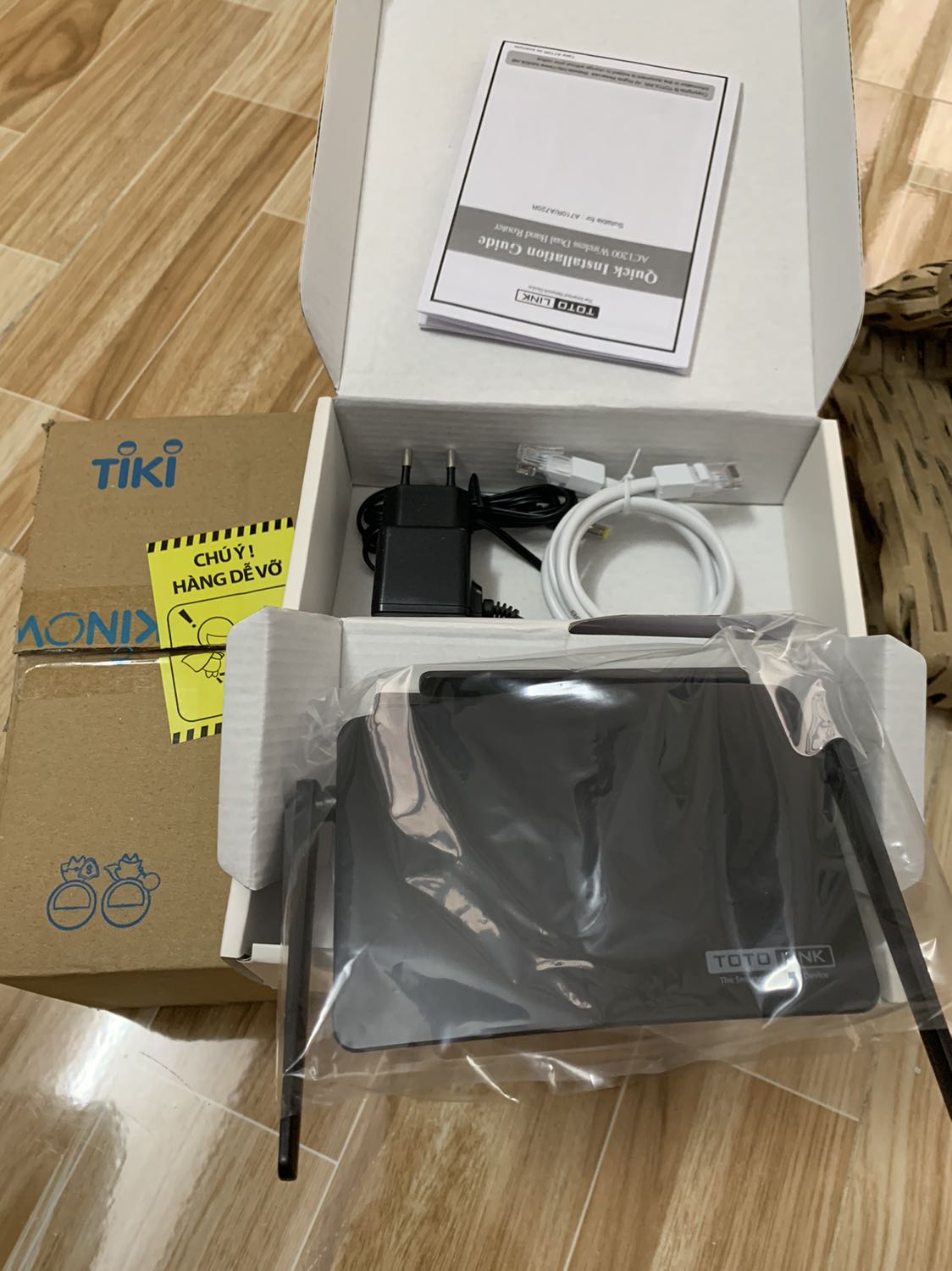 Giao hang dung lịch. Shop dong goi can than.  San phẩm đẹp gọn. Ket noi với moderm chính don gian. Nhà tôi 2 tầng, đặt router o tang 1, song Wi-Fi phủ đều cho *** tang. Can co thời gian su dung de biết độ bên của thiết bị